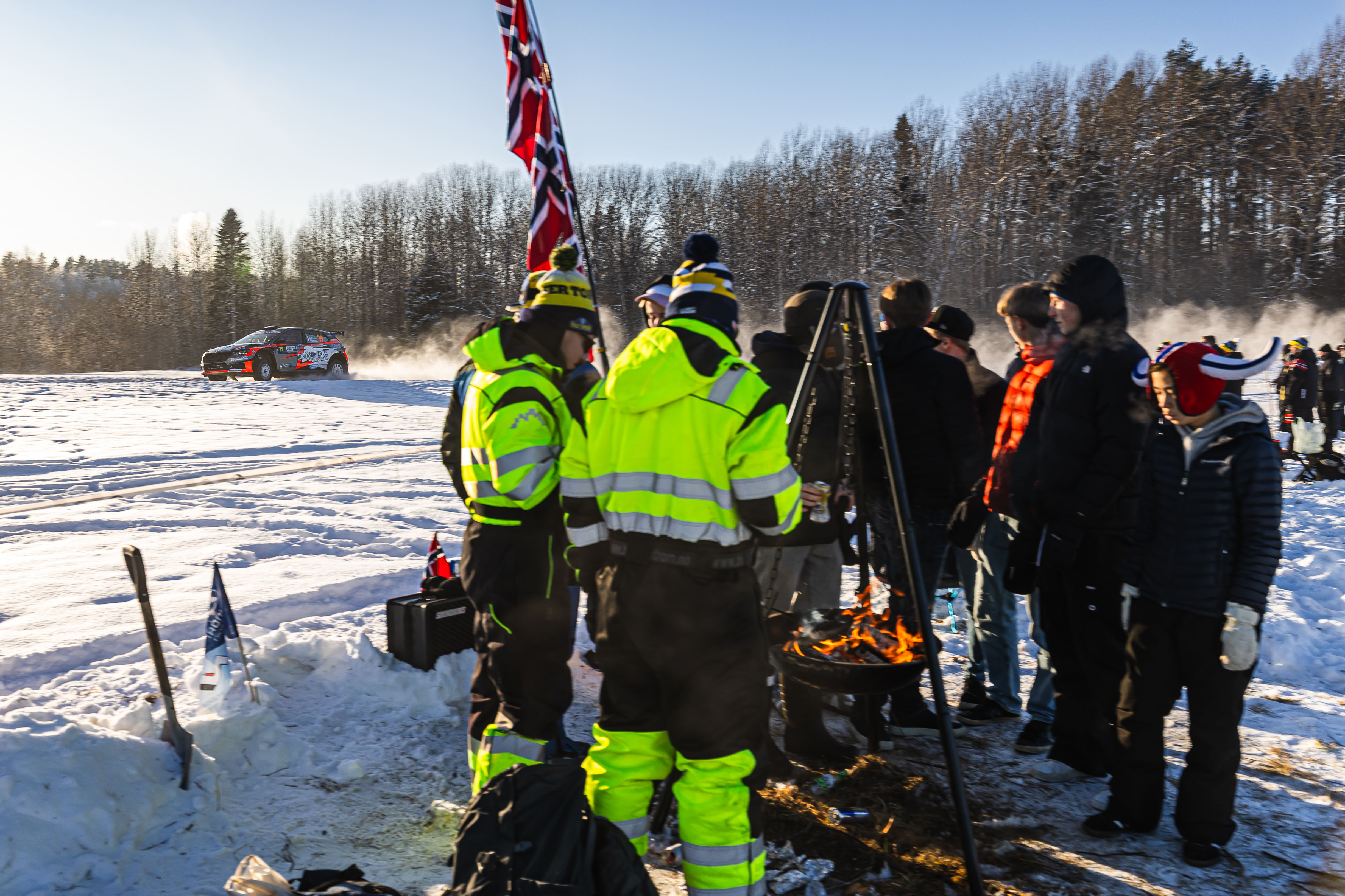 Chainsaws and sparklers. Discover the traditions of rally fans