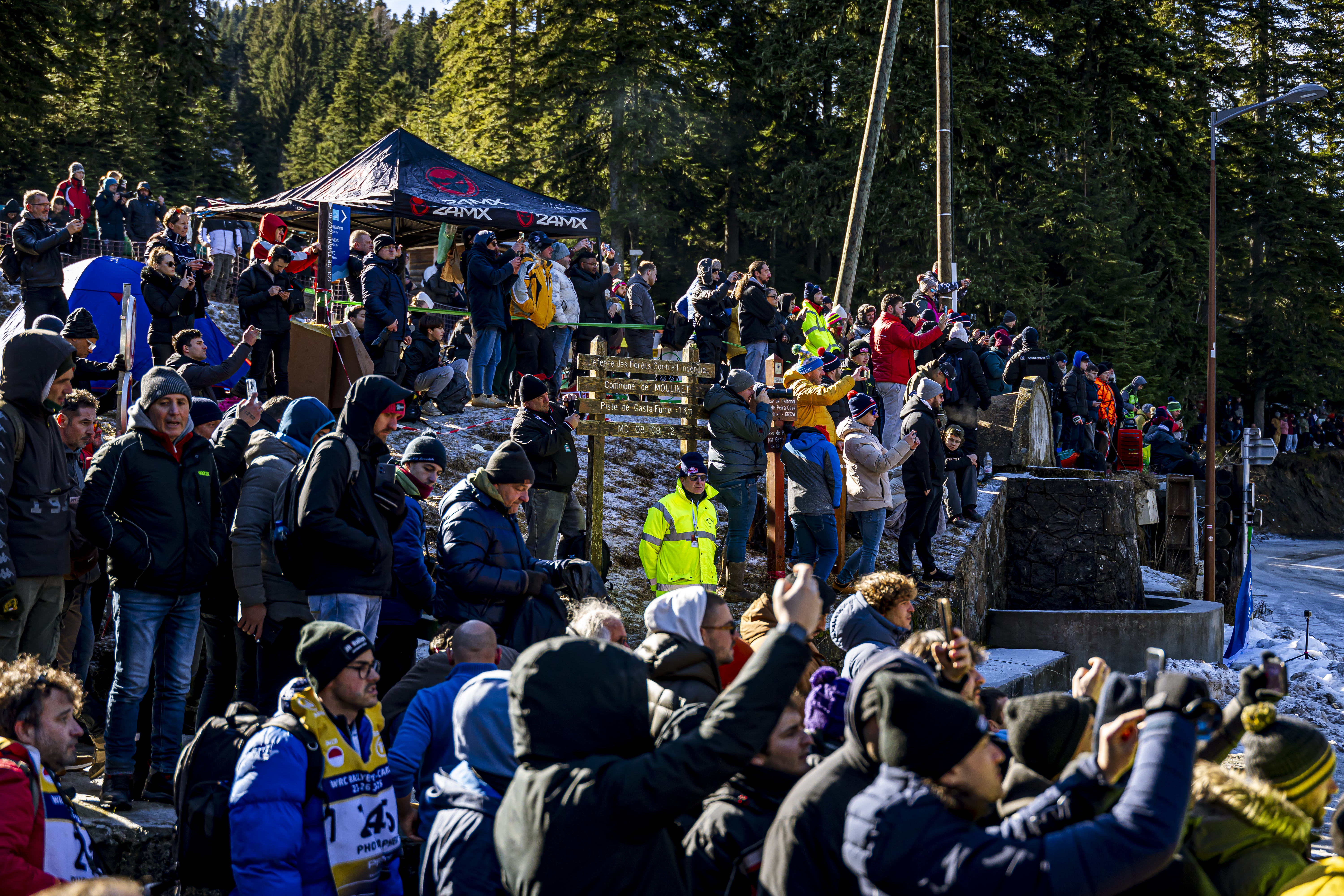Chainsaws and sparklers. Discover the traditions of rally fans