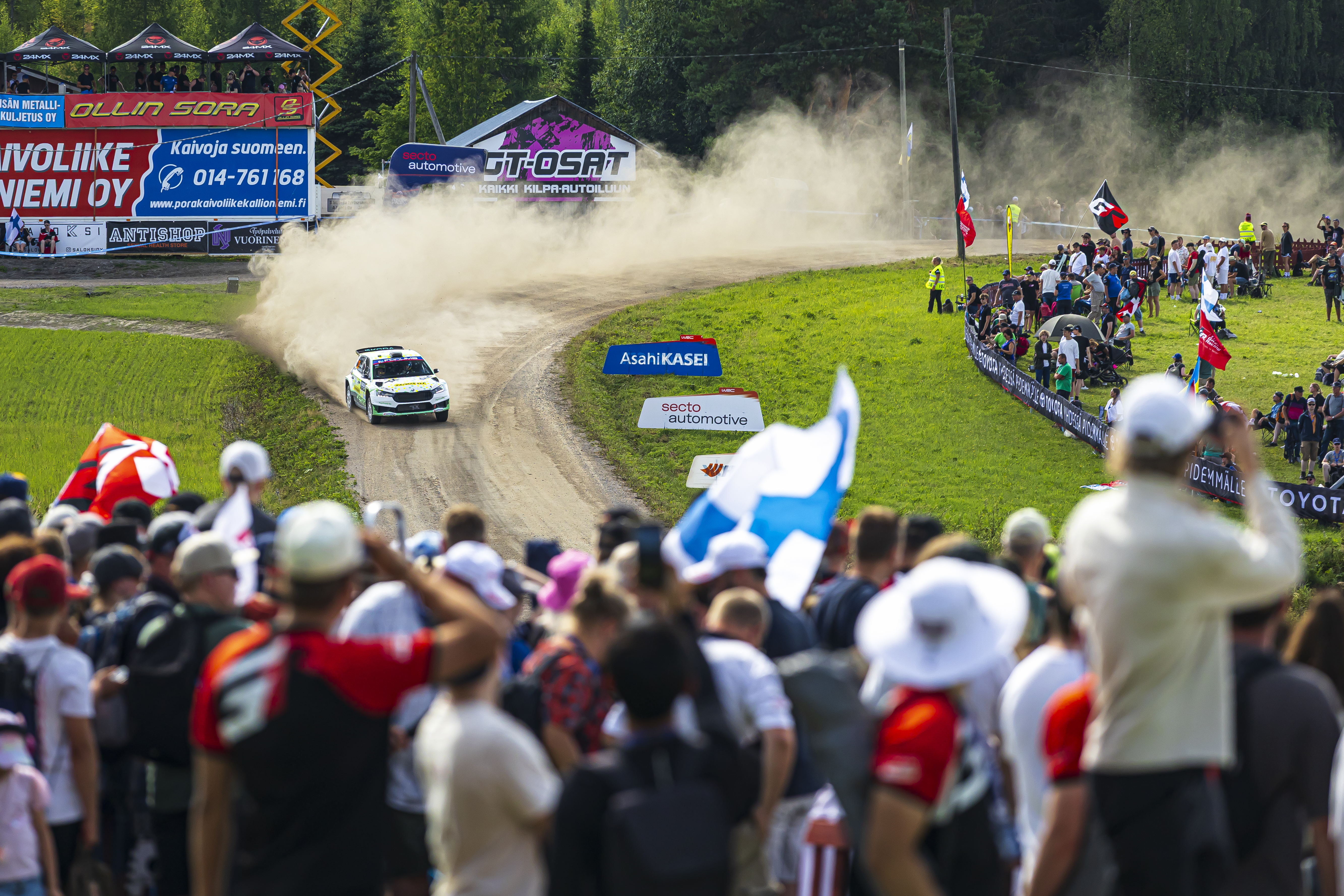 Chainsaws and sparklers. Discover the traditions of rally fans