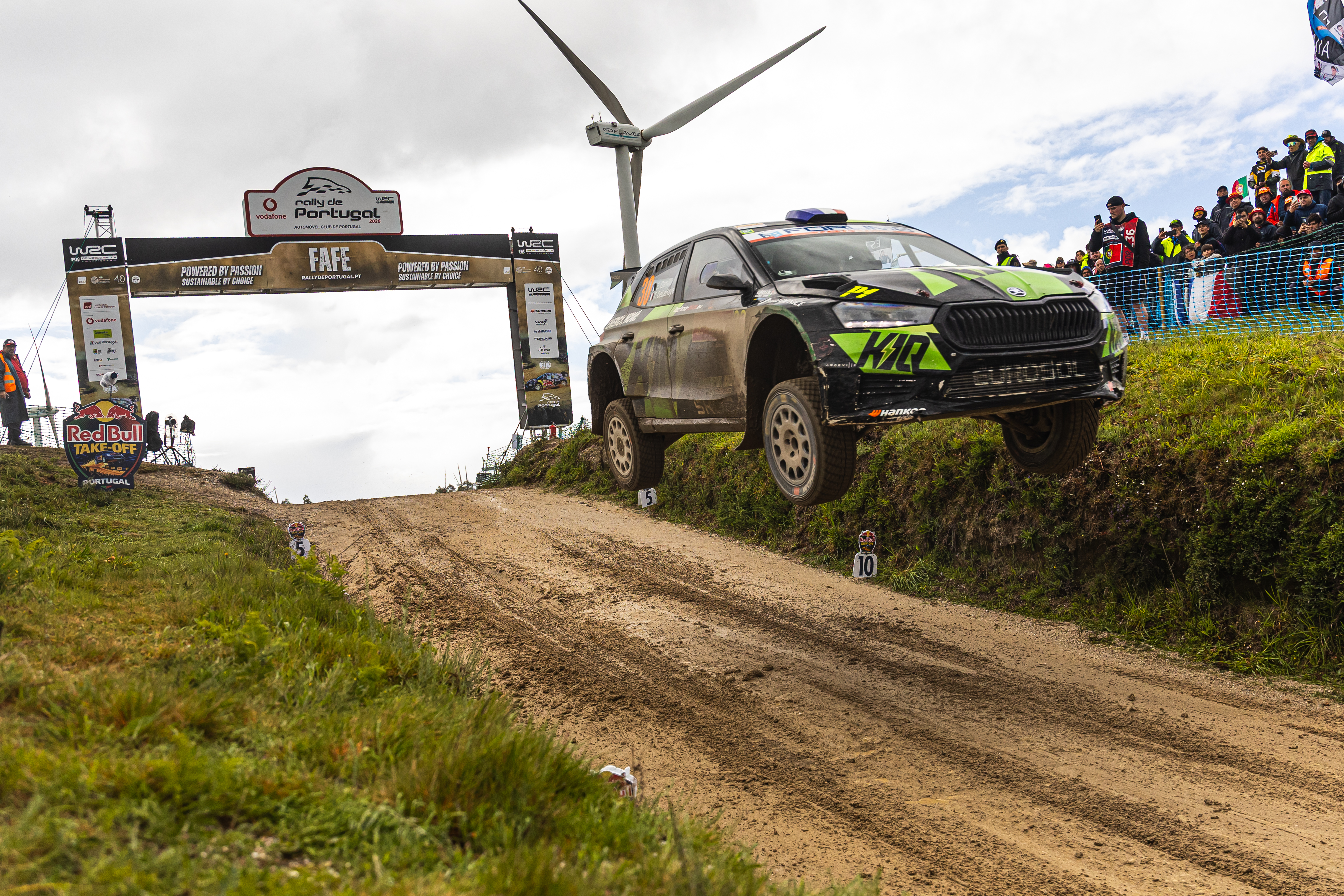 Chainsaws and sparklers. Discover the traditions of rally fans