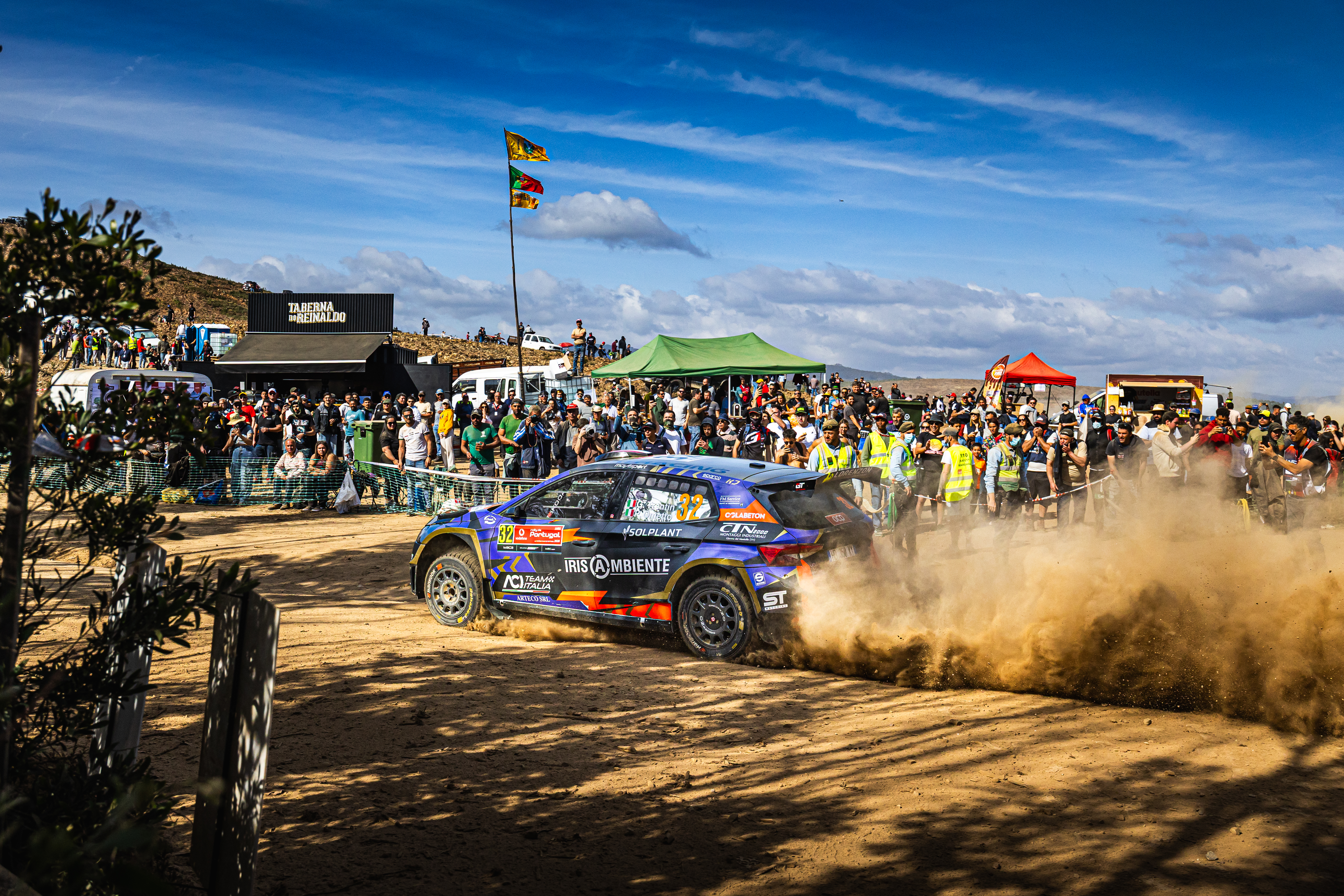 Chainsaws and sparklers. Discover the traditions of rally fans