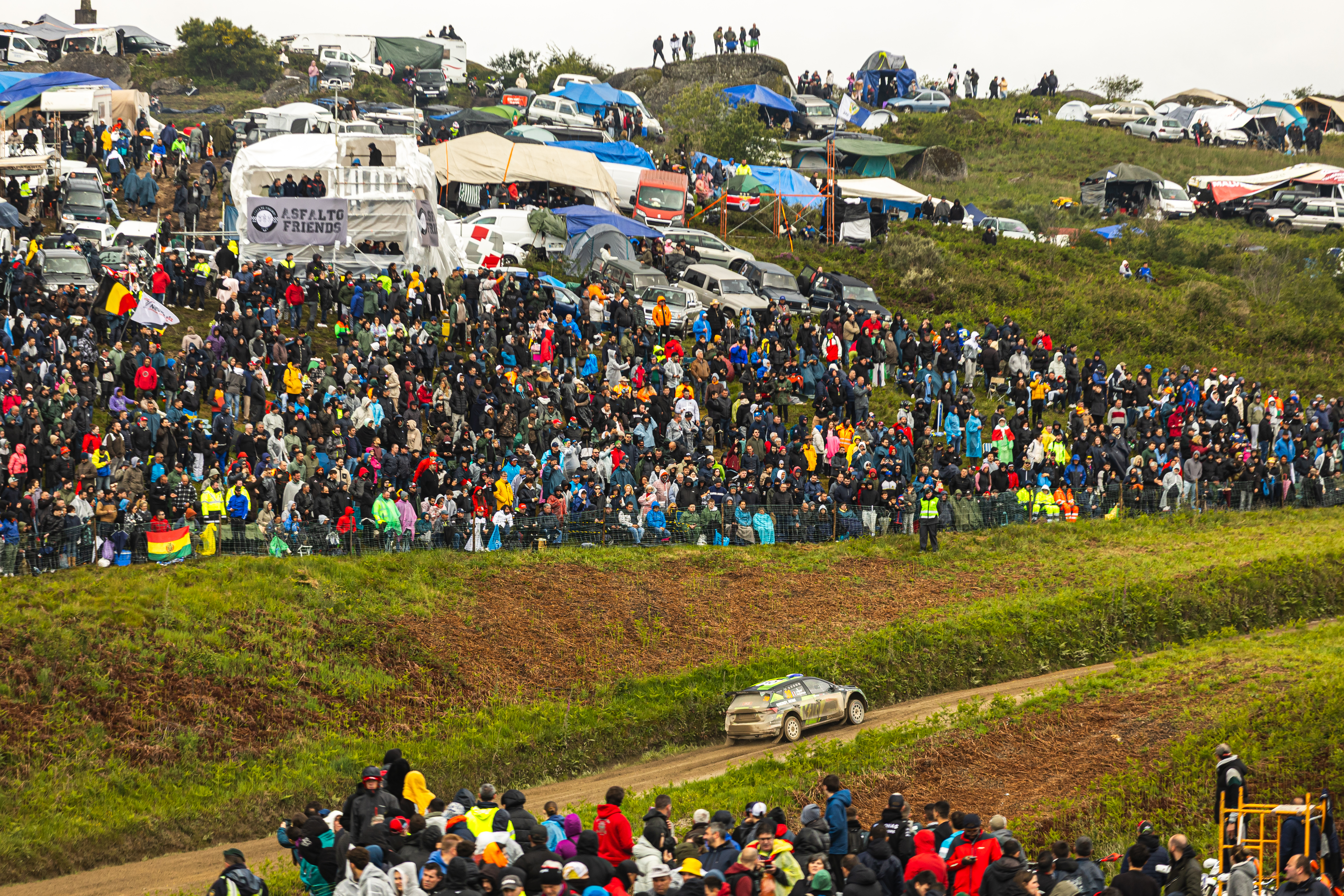 Chainsaws and sparklers. Discover the traditions of rally fans
